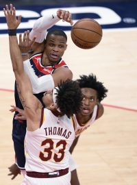 Basketbalisté Russel Westbrook (Washington Wizards) a Brodric Thomas (Cleveland Cavaliers)