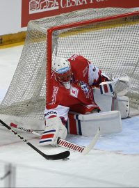 Brankář českého výběru Hrubec kryje pokus ruského útočníka