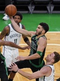 Jayson Tatum skóruje za Boston