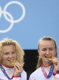 Kateřina Siniaková a Barbora Krejčíková se zlatými medailemi.