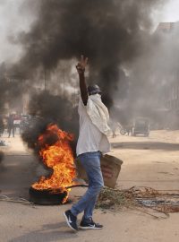 Agentura AFP informovala, že ulice hlavního města Chartúmu zablokovali demonstranti. Podle ministerstva informací nedaleko vojenského velitelství v hlavním městě propukla střelba