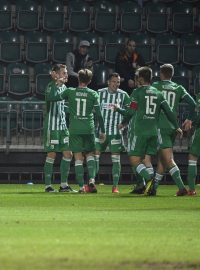 Roman Květ z Bohemians (vzadu vlevo) se raduje se spoluhráči z gólu, který dal z penalty.