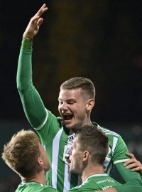 Střelec gólu Matěj Koubek z Bohemians (uprostřed) se raduje se spoluhráči