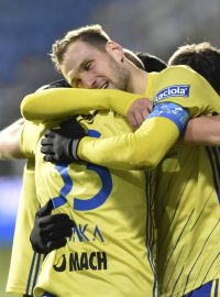 Fotbalisté Zlína slaví gól proti Karviné.