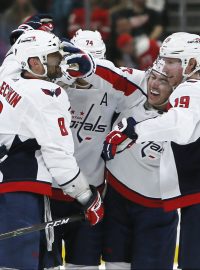 Levé křídlo Washington Capitals Alexandr Ovečkin (8) slaví svůj vítězný gól s obráncem Johnem Carlsonem (74), pravým křídlem T.J. Oshie (77) a centrem Nicklasem Bäckströmem (19) během páteční třetí třetiny hokejového zápasu NHL proti Detroitu Red Wings,