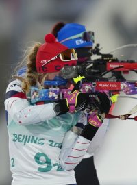 Biatlonistka Markéta Davidová na střelnici v olympijském Pekingu