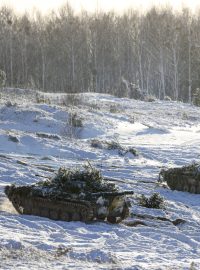 Obrněná vozidla se pohybují na cvičišti během rusko-běloruského vojenského cvičení