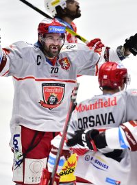 Radek Smoleňák z Hradce Králové (vlevo) se raduje z gólu