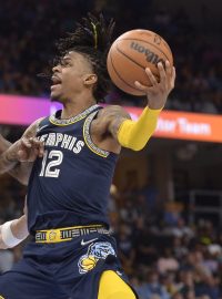 Ja Morant z Memphisu útočí přes Draymonda Greena z Golden state