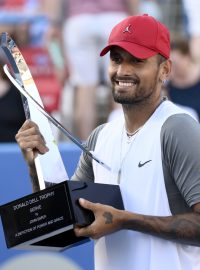 Nick Kyrgios s trofejí pro šampiona turnaje ATP ve Washingtonu