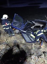 Hasiči vyprošťují havarované auto u líšenského rybníka na Benešovsku, z něhož Daniel Vepřek zachránil řidiče.