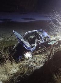 Havarované auto u líšenského rybníka na Benešovsku, z něhož Daniel Vepřek zachránil řidiče.