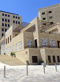 Rawábí projektovali palestinští architekti a má se vyhnout všem nešvarům tradičních arabských měst. Auta budou uklizená v podzemních garážích, v ulicích jsou stromy, na domech nesmí být satelitní antény. Střechy slouží ke sběru dešťové vody.