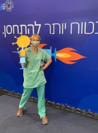 Zdravotní sestra Martina Paletová pomáhá s očkováním v telavivské nemocnici