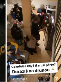 Policie v pátek zasahovala ve třech nelegálně otevřených podnicích, Vpravo záznam obrazovky jednoho z uživatelů internetu, kterou sdílel na sociálních sítích.