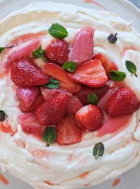 Pavlova, bezé s náplní rebarbory a jahod v zakysané smetaně