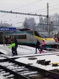 Pendolino jen o centimetry minulo skupinu lidí s dětmi