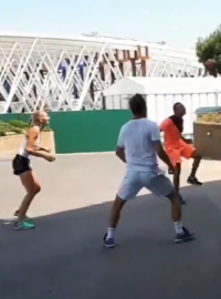 Zleva Petra Kvitová, kondiční trenér David Vydra a zády trenér Jiří Vaněk