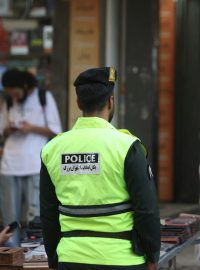 Íránská policie stojí na ulici během obrody mravnostní policie v Teheránu