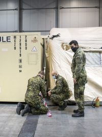 Příprava provozu zdravotnického zařízení polní nemocnice v Letňanech na Výstavišti pro pacienty s covidem-19.