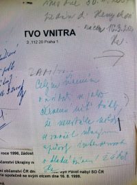 „Celým řízením o žádosti se jako červená nit táhlo, že se neustále někdo snažil různými způsoby intervenovat v kladné vyřízení žádosti.“ Ručně psaný vzkaz na spise Eleny Šapošnikovové