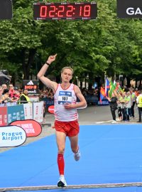 Martin Edlman v cíli Pražského maratonu