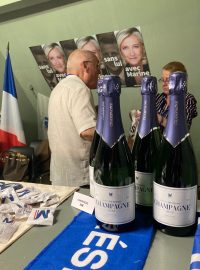 Prezidentská kolekce Marine Le Penové na šampaňském
