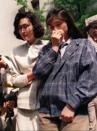 25. dubna 1989. Severokorejská agentka Kim Hjun-hi (uprostřed) opouští budovu soudu v Soulu, kde si vyslechla verdikt smrti za teroristický útok na jihokorejské civilní letadlo.