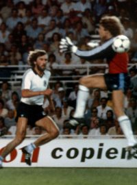 Harald Schumacher (vpravo) těsně před tím, než brutálně zfauloval francouzského hráče Patricka Battistona (vlevo) na mistrovství světa v roce 1982