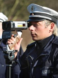 Německá policie měří rychlost (ilustrační foto).