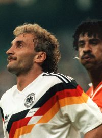 Svatojánský večer v Miláně v roce 1990: Frank Rijkaard (vpravo) plive na Rudiho Völlera v osmifinále mistrovství světa