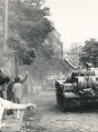 Vojska Varšavské smlouvy vpadla do Československa v noci na 21. srpen 1968. Na snímku okupační tank před budovou Československého rozhlasu na Vinohradské třídě v Praze