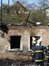 Do oken přízemního stavení každý z nich vhodil zápalnou lahev naplněnou benzinem