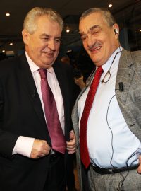 Finále prezidentské kampaně v roce 2013 provázely osobní útoky a lživé výroky, na snímku prezident Miloš Zeman a Karel Schwarzenberg z TOP 09