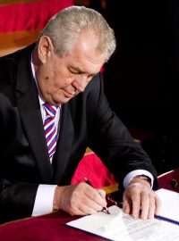 Miloš Zeman při podpisu prezidentského slibu v roce 2013