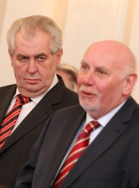 Zatímco v roce 2013 prezident Miloš Zeman Ústavní soud na pozvání předsedy Pavla Rychetského po svém zvolení do funkce navštívil (na snímku), letos pozvánka nepřišla