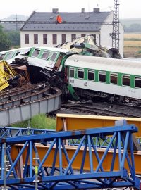 Strojvedoucí, který pád mostu zaregistroval v okamžiku, kdy byl vlak půl kilometru od něj, stačil použít rychlobrzdu a zpomalil tak soupravu ze 134 na 90 kilometrů v hodině.