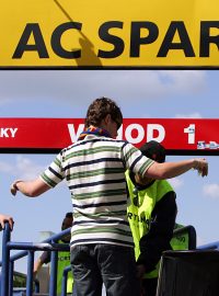 Kontrola fanoušků před vstupem na stadion AC Sparta Praha v roce 2008.