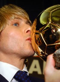 Pavel Nedvěd s trofejí pro nejlepšího fotbalistu Evropy roku 2003