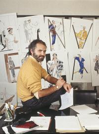 Gianni Versace ve své dílně v Itálii v roce 1985.