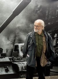 Josef Koudelka před jednou ze svých slavných fotografií ze srpna 1968; foceno během výstavy ke 45. výročí invaze v Bukurešti.