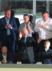 Běloruský prezident Alexandr Lukašenko během mistrovství světa v hokeji 2014, které hostil Minsk