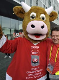 Maskot Mistrovství světa v hokeji ve Švýcarsku 2009 kráva Cooly