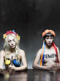 Pětice členek hnutí Femen pózuje na snímku ze setkání v Paříži, říjen 2013.