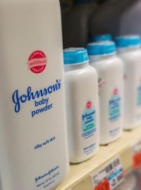 Karcinogenní kosmetika? Dětský pudr Johnson &amp; Johnson na pultu drogerie v New Yorku (archivní snímek z února 2016).