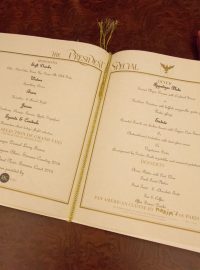Jídelní lístek v hollywoodské restauraci ve věrné kopii Jumbo Jetu