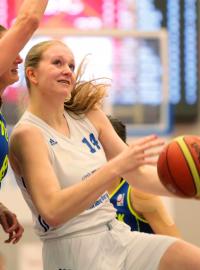 Basketbalistka Julia Reisingerová (vpravo) v roce 2017