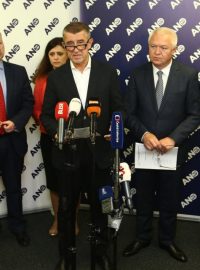 Předsednictvo hnutí ANO v roce 2017 v čele předsedou Andrejem Babišem. Za ním zleva Martin Stropnický, Richard Brabec, Jaroslava Pokorná Jermanová, Jaroslav Faltýnek a Robert Pelikán