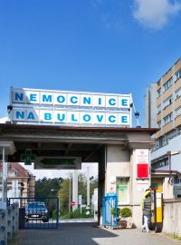Nemocnice Na Bulovce nakoupila v letech 2016 a 2017 bez soutěže léky za 792 milionů korun