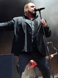 Zpěvák kapely Alphaville Marian Gold během koncertu v Berlíně